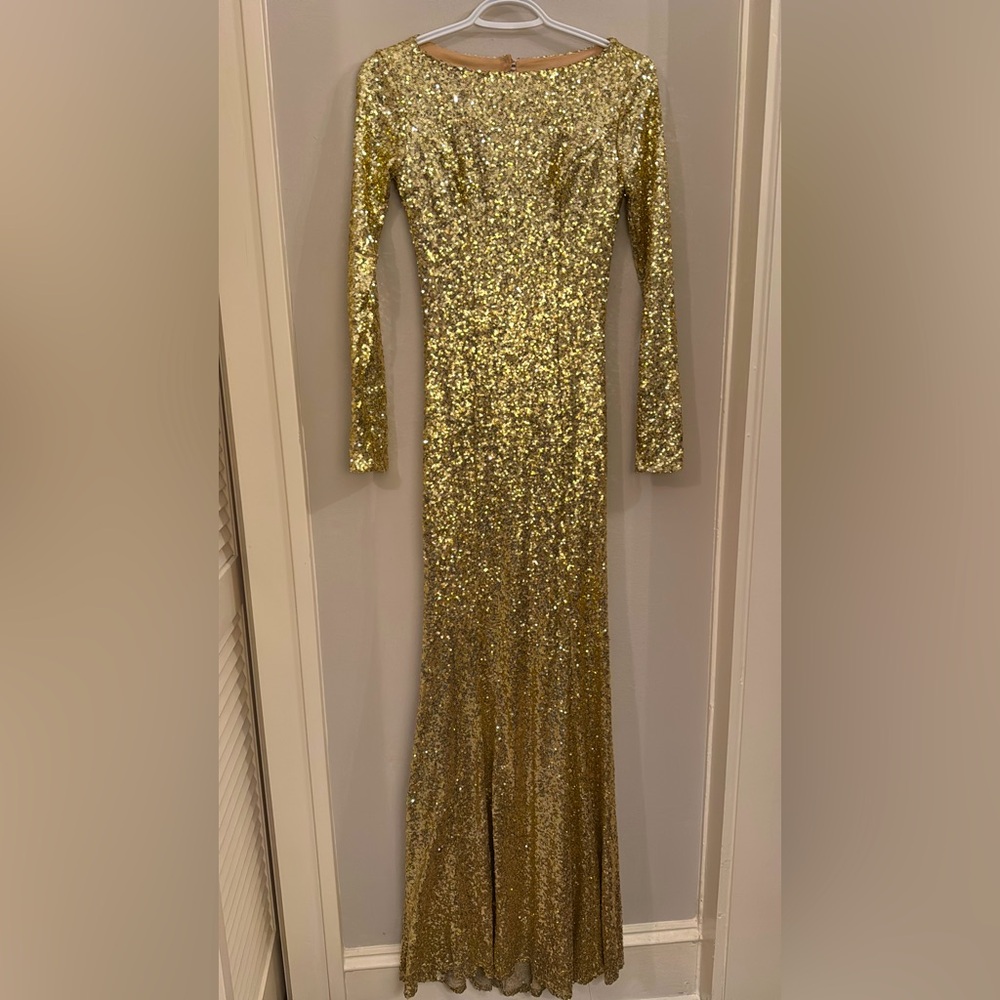 Gold sequin evening gown. Prom dress. Mardi Gras bal.